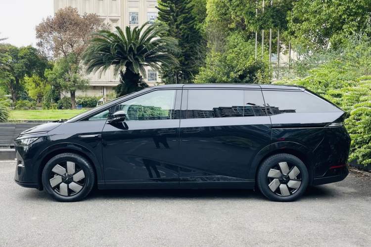 Used XPeng X9 2024 702 Ultra-Long Range Pro
