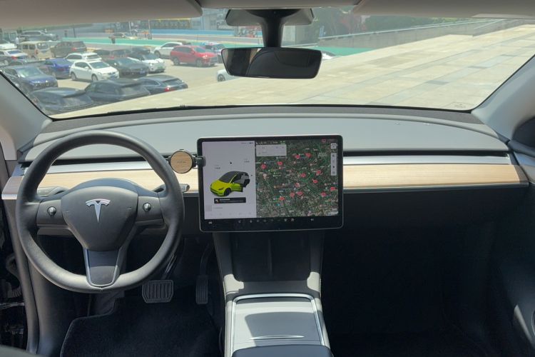 Used Tesla Model Y 2021 Standard Range Rear-Wheel Drive Version Center Console