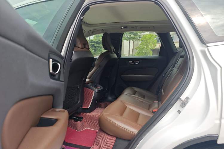 Used Volvo XC60 2020 T5 4x4 Smart Luxury Edition Interior 3