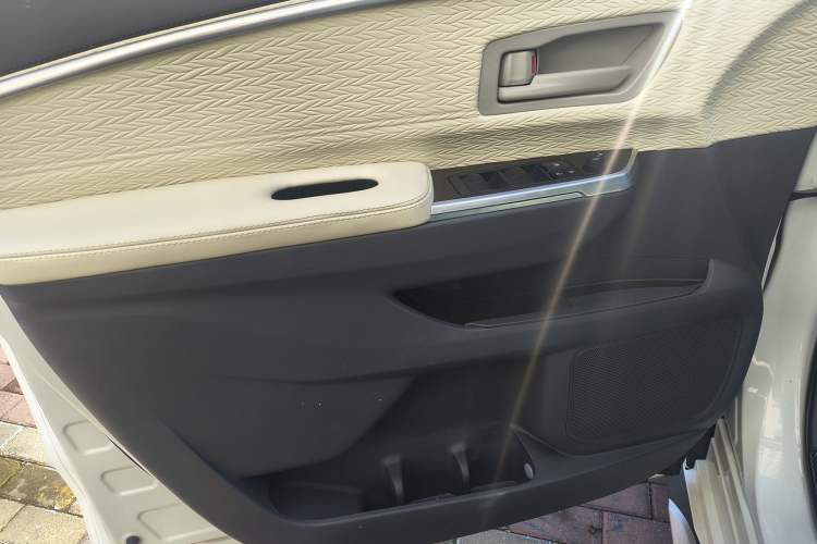 Used Toyota Granvia 2024 2.5L Hybrid Comfort Edition Interior 13