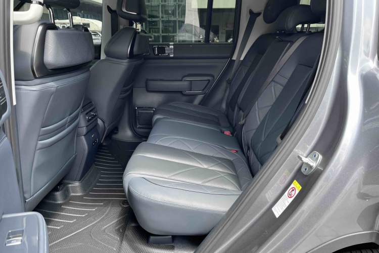 Used Formula Leopard 5 2023 Navigator Edition
