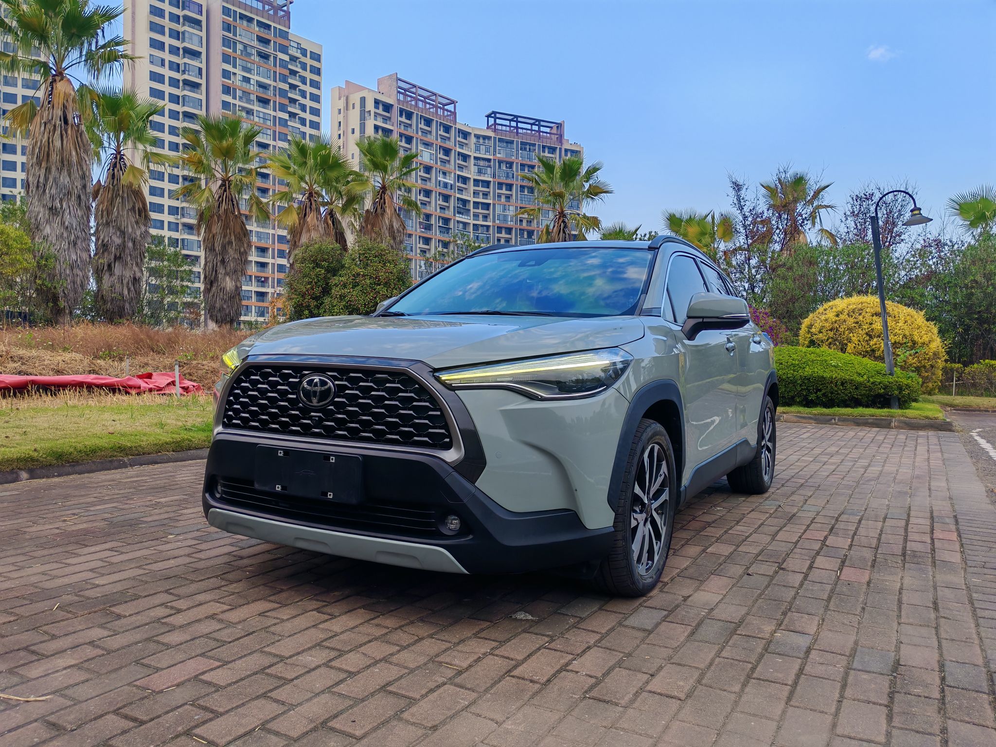 تحت مقدمة السيارة