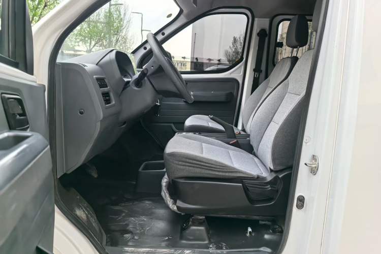 Used Wuling Yangguang 2024 300KM Comfort Version Passenger Van 75kW
