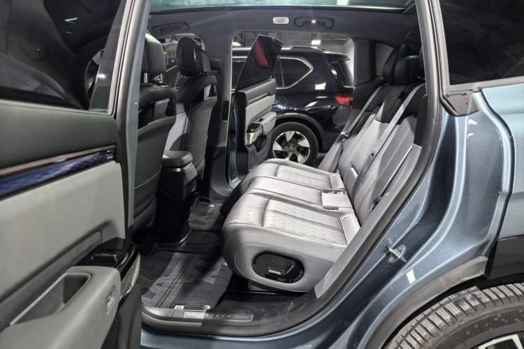 Used Zeekr 7X 2025 100 kWh Long-Range Rear-Wheel Drive with Intelligent Driving Features
