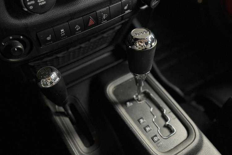 Used Jeep Wrangler 2017 3.0L Sahara Four-Door Comfort Edition Interior 4