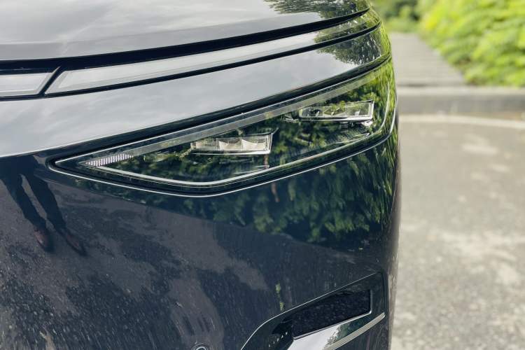 Used XPeng X9 2024 702 Ultra-Long Range Max Exterior 8