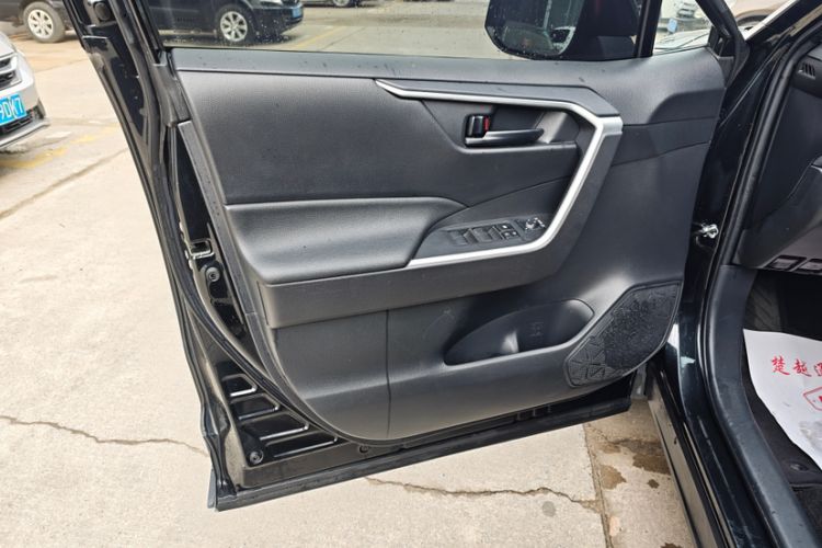 Used Toyota Wildlander 2022 Updated Version 2.0L CVT Two-Wheel Drive Leading Edition
