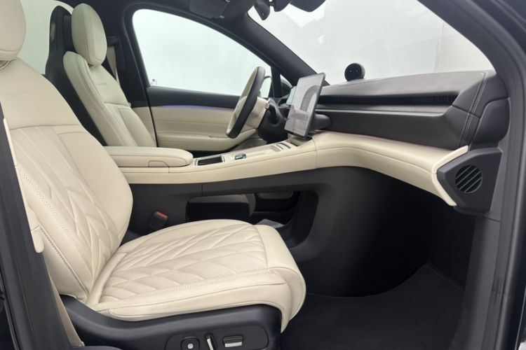 Used Nio ES6 2025 75 kWh Right Front Seat