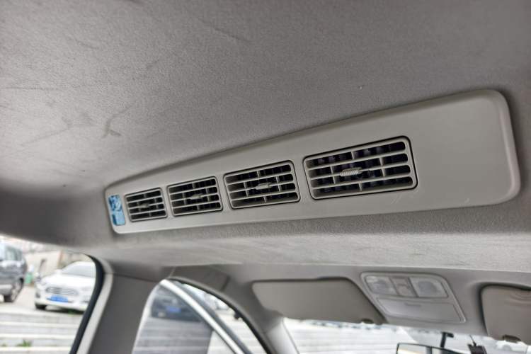 Used Dongfeng Fengon 380 2022 1.5L Comfort-Class Passenger Vehicle (Steel Spring) with 5 Seats