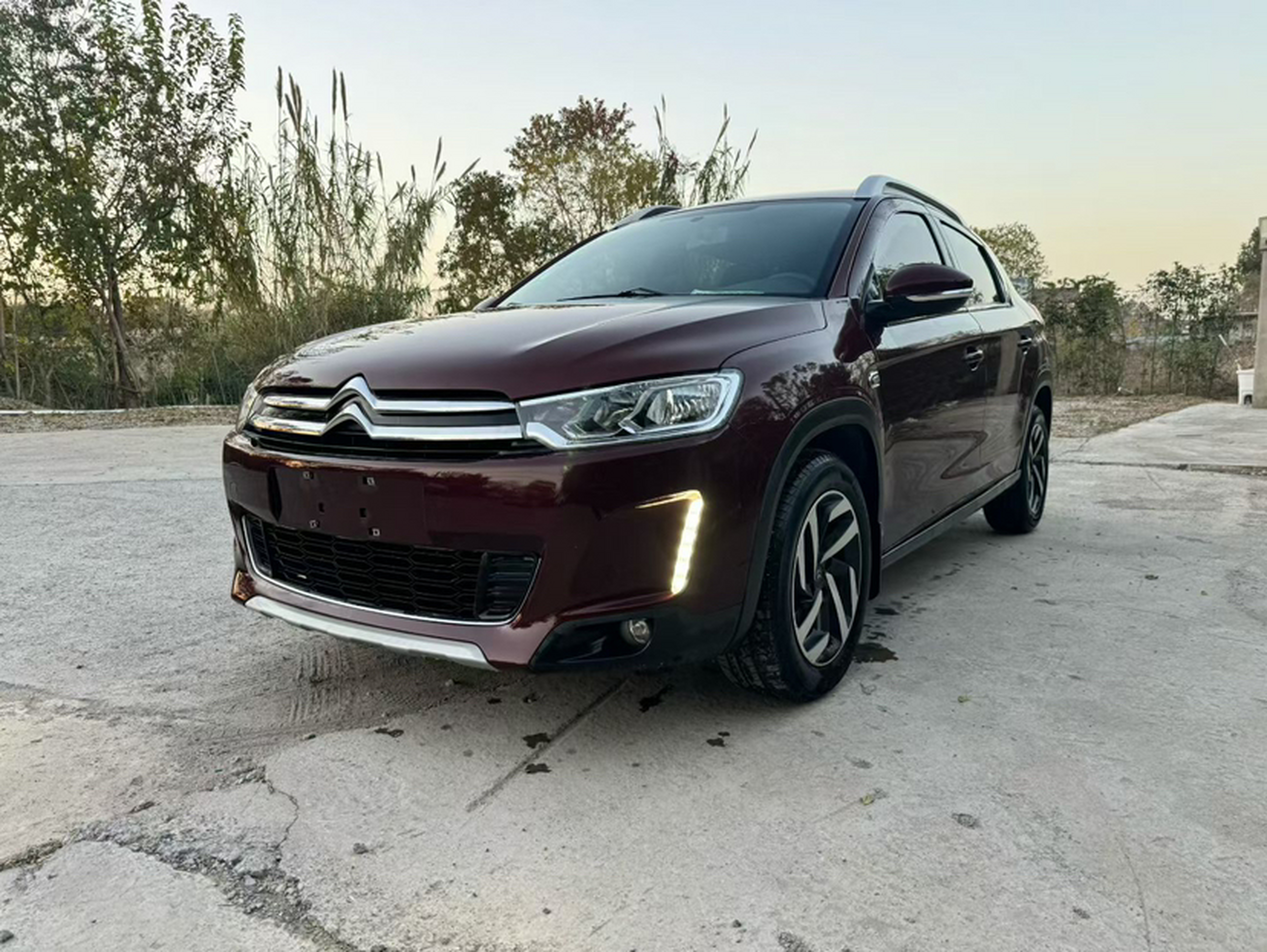 Под передней частью автомобиля