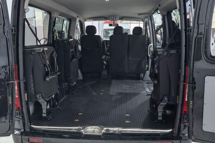 Used SAIC MAXUS Xintu V80 2023 2.0T Manual Classic Aoyuntong Short Wheelbase Ultra-Low Roof 7/8/9-Seater