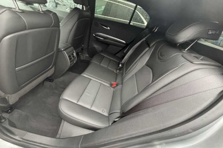 Used Cadillac XT4 2024 28T Two-Wheel-Drive Prestige Version Interior 3