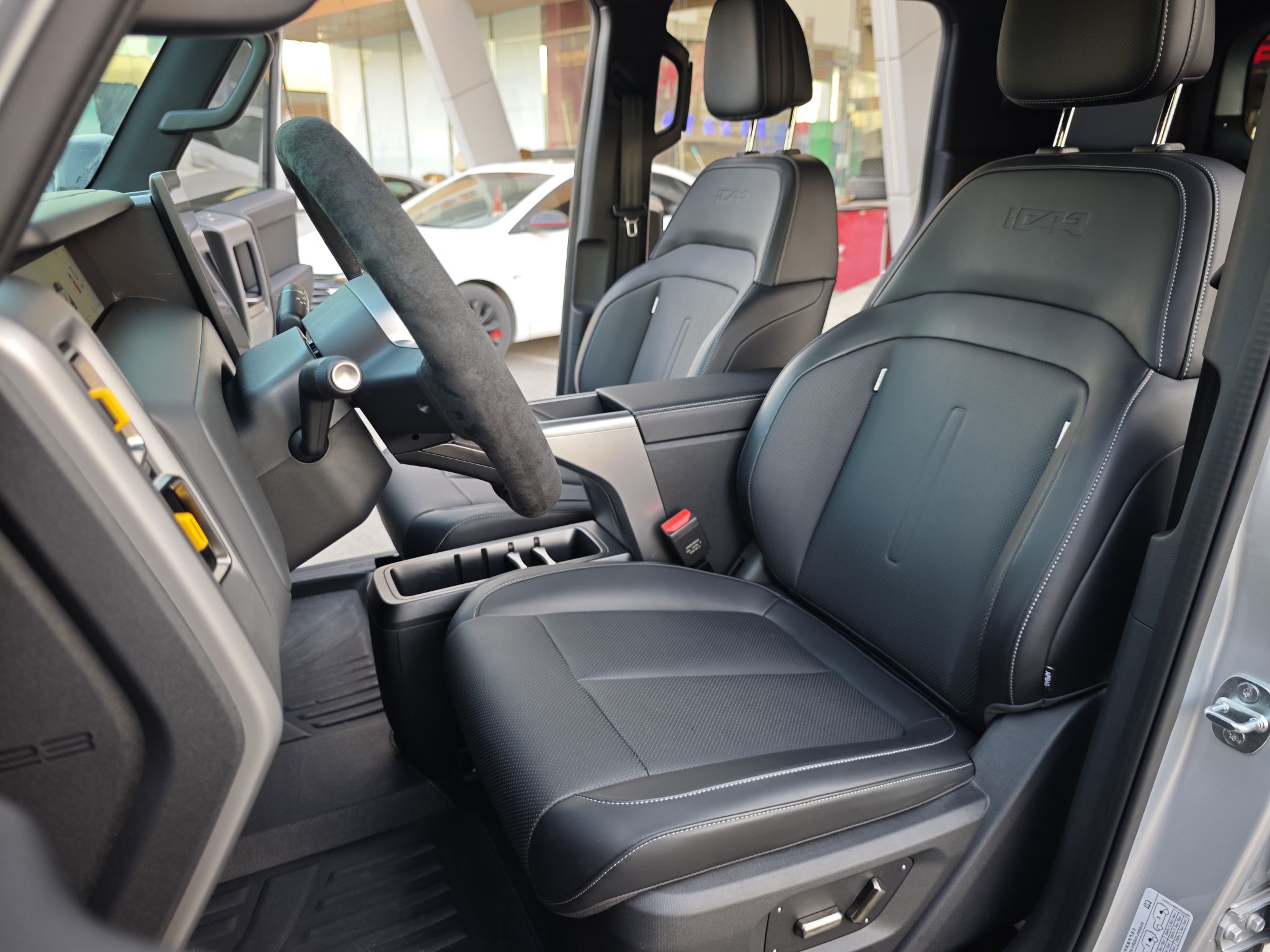 المقاعد الأمامية داخل السيارة