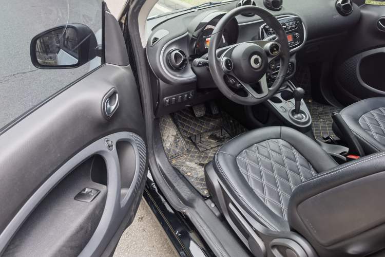 Used smart fortwo 2015 1.0L 52 kW Hardtop Passion Edition Interior 2