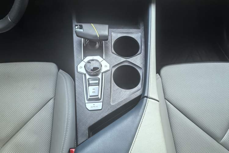 Used CHANGAN UNI-V iDD 2023 ZhiDian iDD 1.5T 113km ZhiKu Model Interior 8