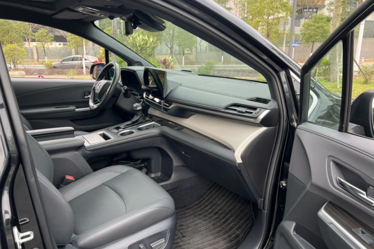 Used Toyota Granvia 2022 2.5L Hybrid Flagship Edition
