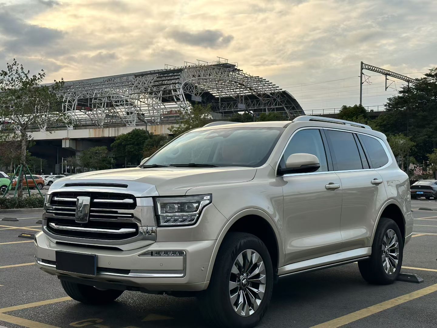 Под передней частью автомобиля