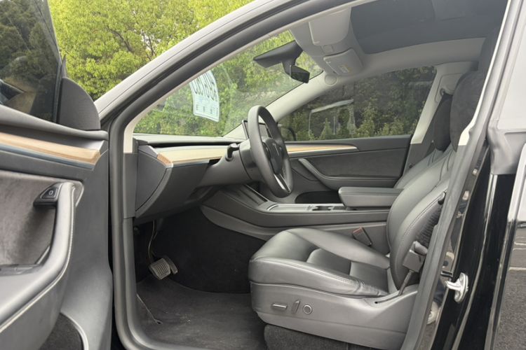 Used Tesla Model Y 2021 Standard Range Rear-Wheel Drive Version Interior 3