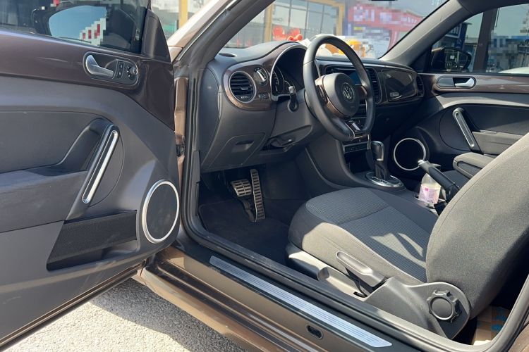 Used Volkswagen Beetle 2015 180TSI model
