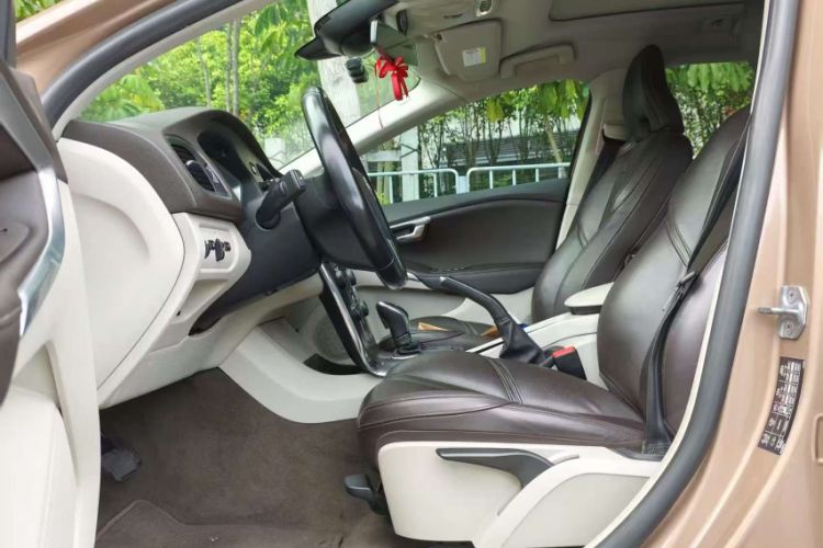 Used Volvo V40 2015 1.6T Zhiyi Edition
