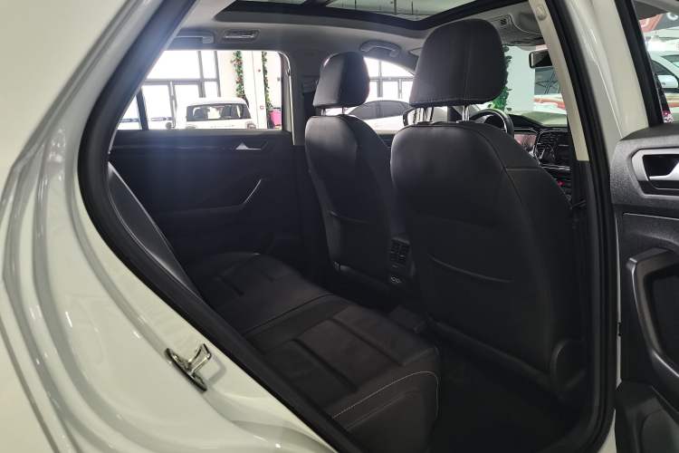 Used Volkswagen T-ROC 2022 280TSI DSG Two-Wheel Drive Comfort PLUS Interior 4