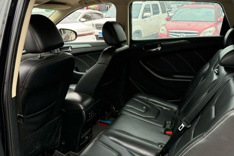 Used Dongfeng Fengon 580 2017 1.5T Manual Luxury Model Interior 2