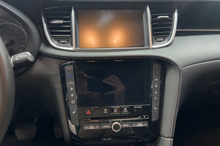 Used Infiniti QX50 2018 2.0T Two-Wheel Drive Fashion Edition Audio And AC Panel