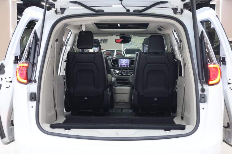 Used Chrysler Grand Voyager 2017 3.6L Premium Edition