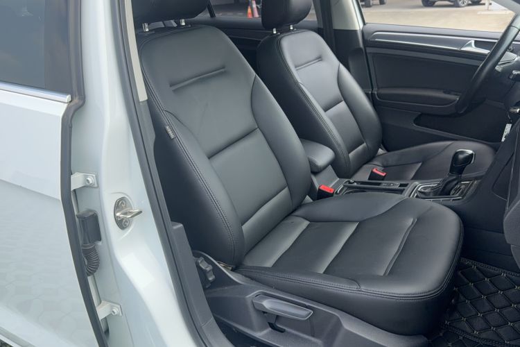 Used Volkswagen Golf 2017 1.6L Automatic Comfort Million-Vehicle Anniversary Edition
