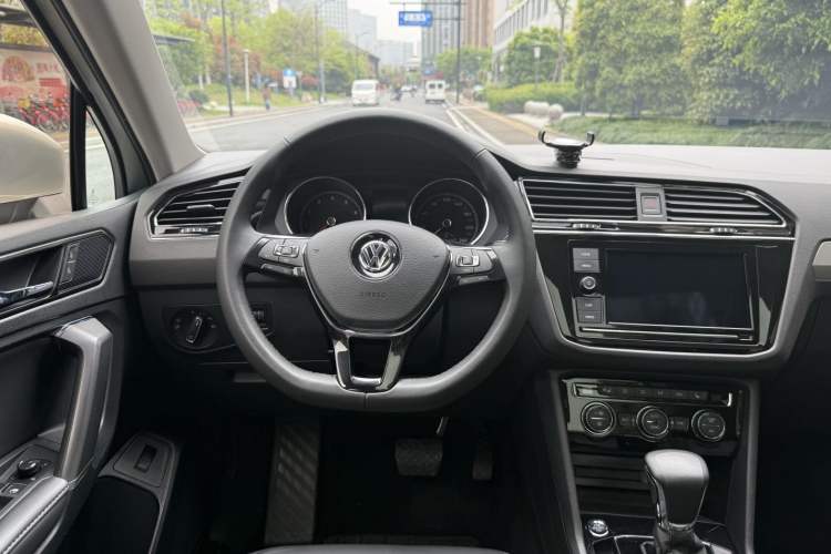 Used Volkswagen Tiguan L 2019 330TSI Automatic Two-Wheel Drive Smart Luxury Version China VI Standard

