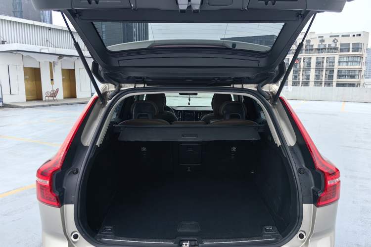 Used Volvo XC60 2019 T5 4x4 Smart Edition China VI Standard Trunk