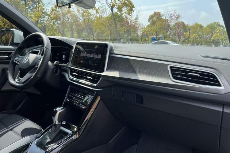 Used Volkswagen T-ROC 2025 Facelift Model 2 300TSI DSG Two-Wheel Drive Chenguang Edition
