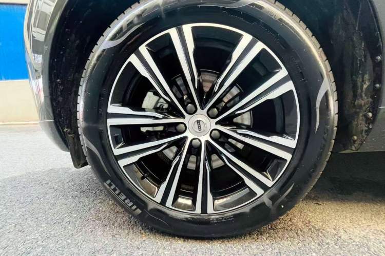 Used Volvo XC60 2022 B5 4x4 Smart Luxury Edition Exterior 4