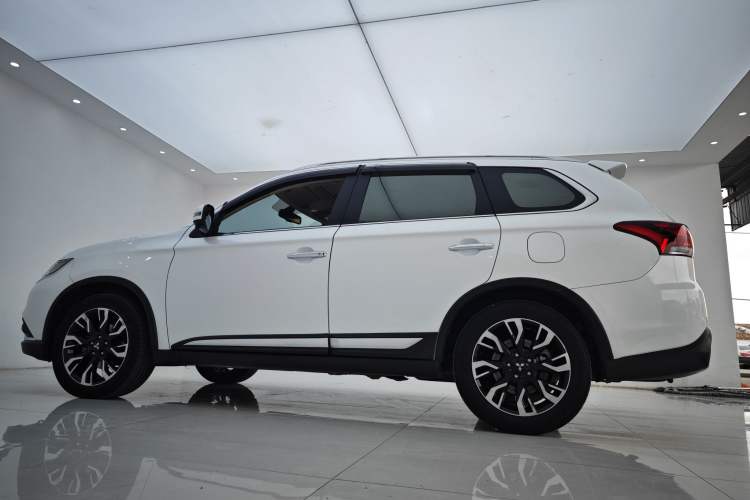 Used Mitsubishi Outlander 2019 2.4L 4x4 Zhi Xiang Edition 5 Seats China VI Standard
