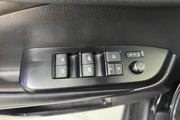 Used Toyota Highlander 2018 2.0T Four-Wheel Drive Knight Edition 7 Seats China VI Standard Interior 10