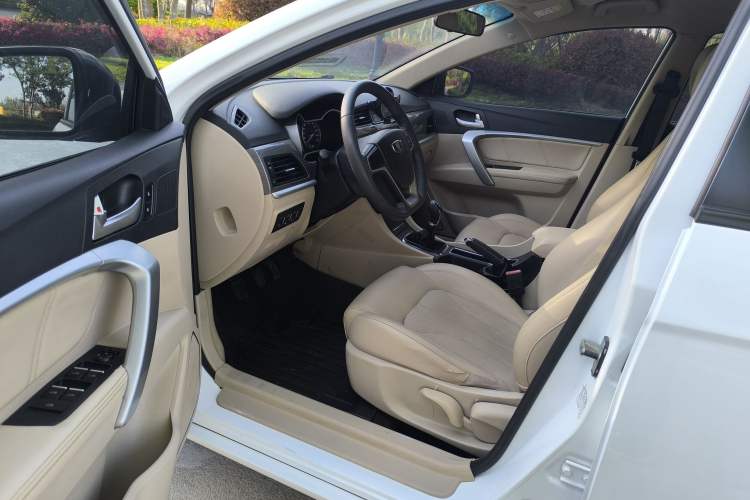 Used Geely Auto Emgrand 2017 Sedan Million Edition 1.5L Manual Luxury Model Interior 2