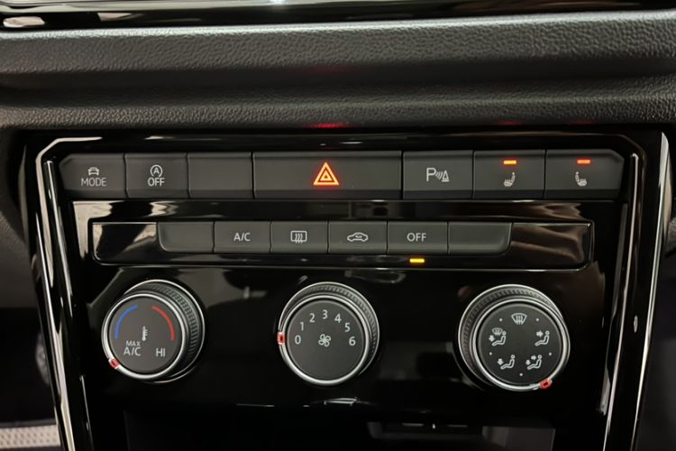 Used Volkswagen T-ROC 2022 280TSI DSG Two-Wheel Drive Comfort PLUS Interior 4