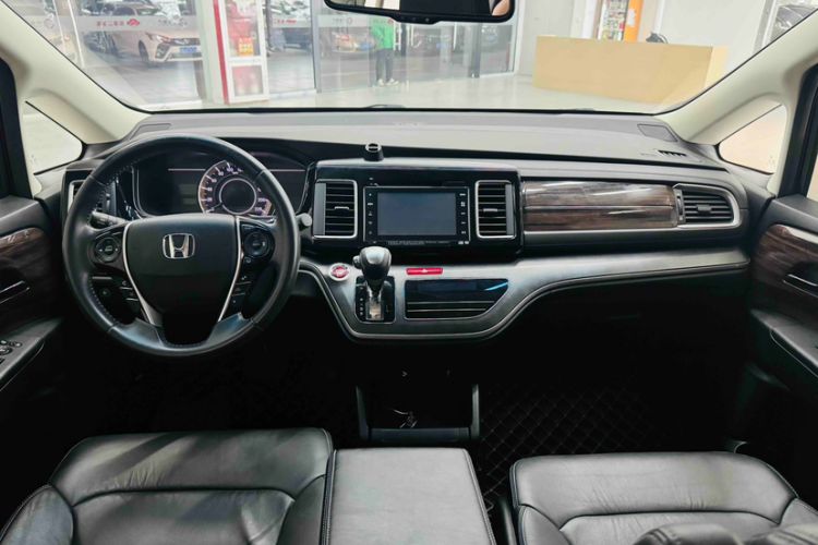 Used Honda Elysion 2016 2.4L Supreme Edition Interior 3