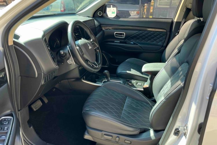 Used Mitsubishi Outlander 2020 2.4L 4x4 Zhi Xiang Edition 5 Seats Interior 11
