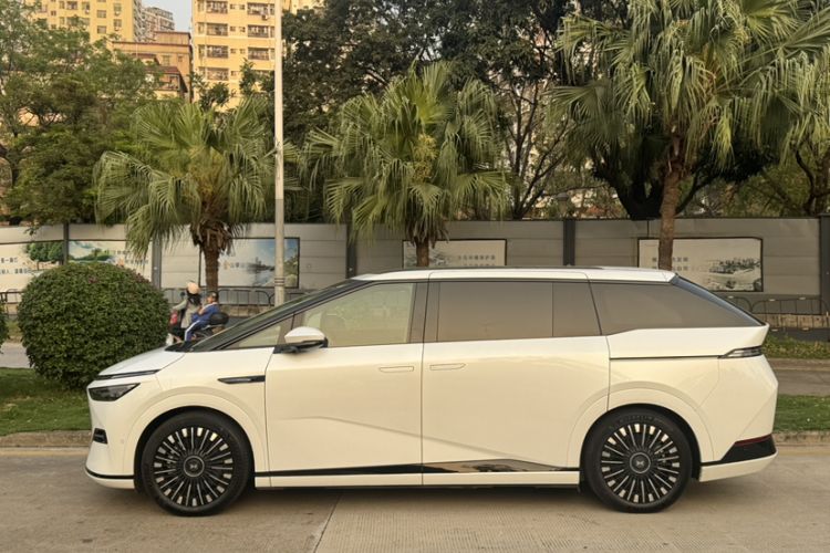 Used XPeng X9 2025 740 Ultra-Long Range Max Exterior 8