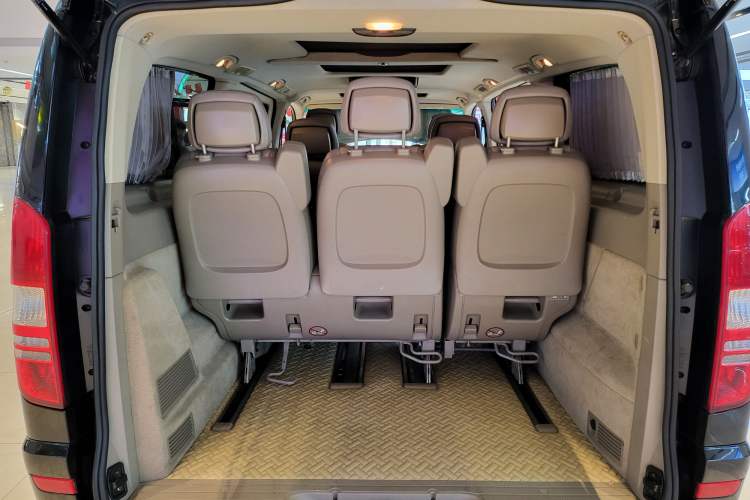 Used Mercedes-Benz Viano 2011 2.5L Navigator Edition Interior 8