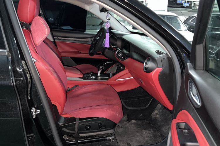 Used Alfa Romeo Stelvio 2017 2.0T 200HP Elite Edition Interior 8