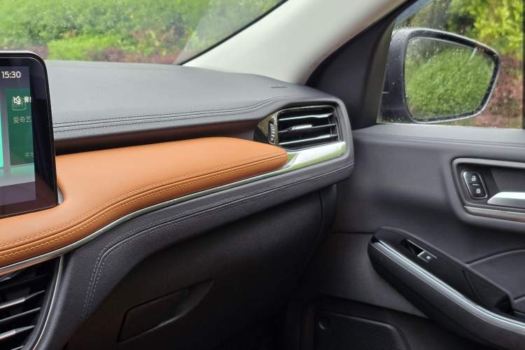 Used Ford Escape 2020 EcoBoost 245 Four-Wheel Drive Luxury Edition Interior 9