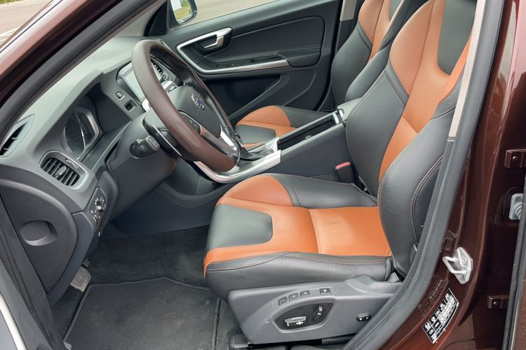 Used Volvo V60 2016 Cross Country T6 AWD
