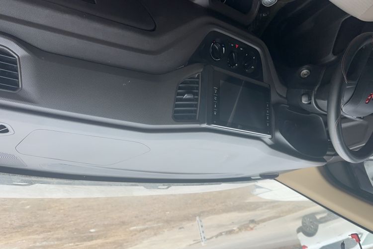 Used Wuling Hongguang V 2022 1.5L Jingqu Edition Enclosed-Window Vehicle with Electric Power Steering LAR