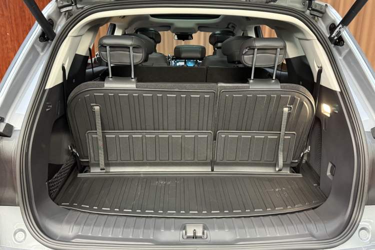 Used Ford Edge 2025 Ford Explorer L 2.0T EcoBoost E-Hybrid Two-Wheel Drive 7-Seater Luxury Model