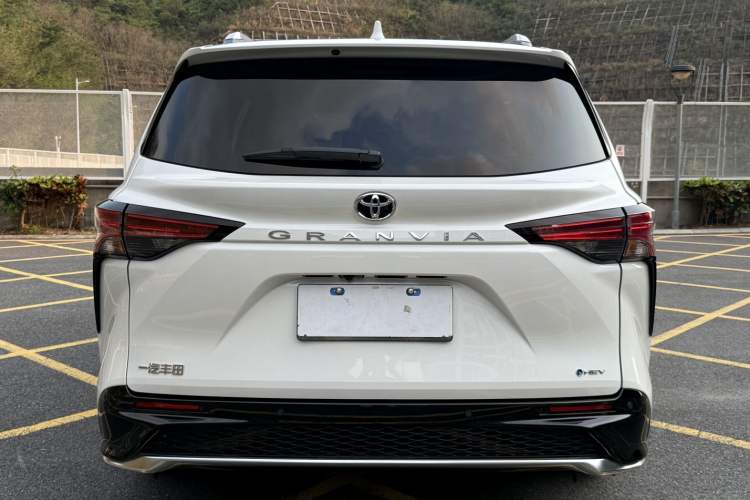 Used Toyota Granvia 2024 2.5L Hybrid Luxury Edition Exterior 5
