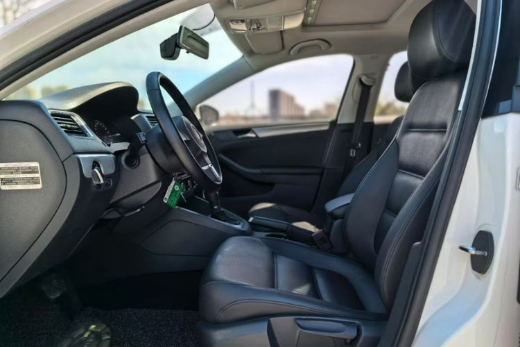 Used Volkswagen Sagitar 2014 1.6L Automatic Comfort Model Interior 2