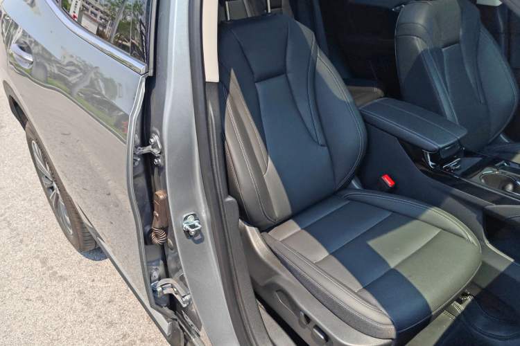 Used Buick Envision 2025 25T Entry-Grade Platinum Edition Right Front Seat