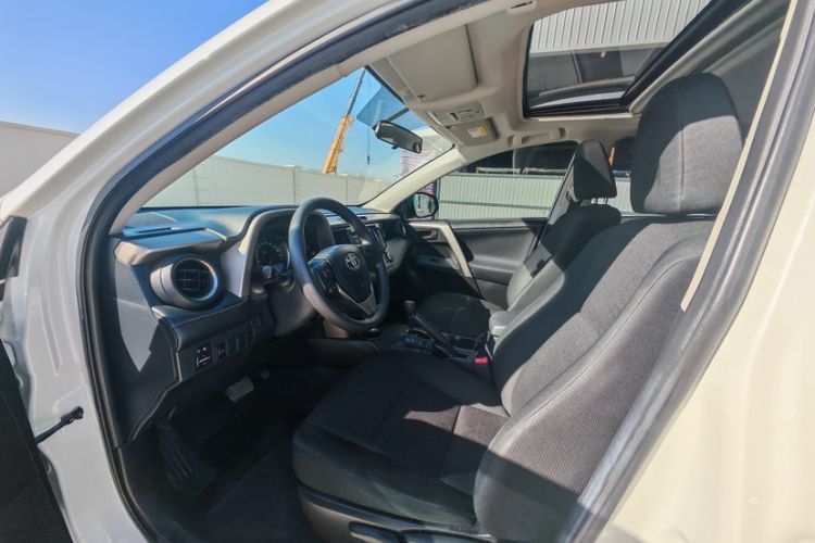 Used Toyota RAV4 2015 2.0L CVT Two-Wheel Drive Fashion Edition Interior 2